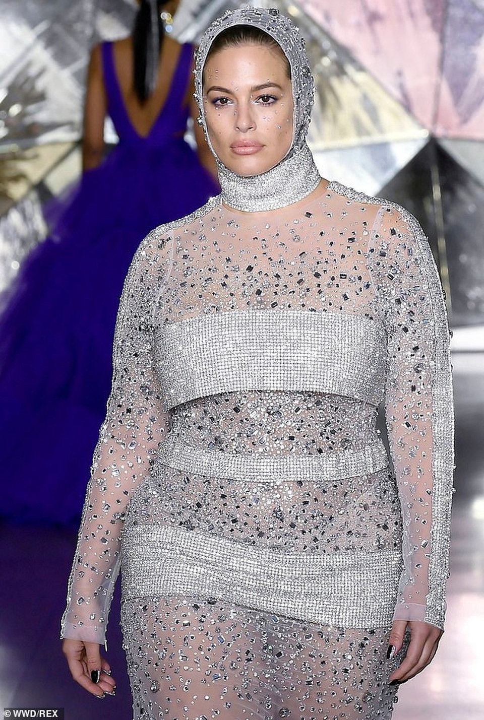 Ashley Graham khoe dáng nảy nở với váy xuyên thấu - 2