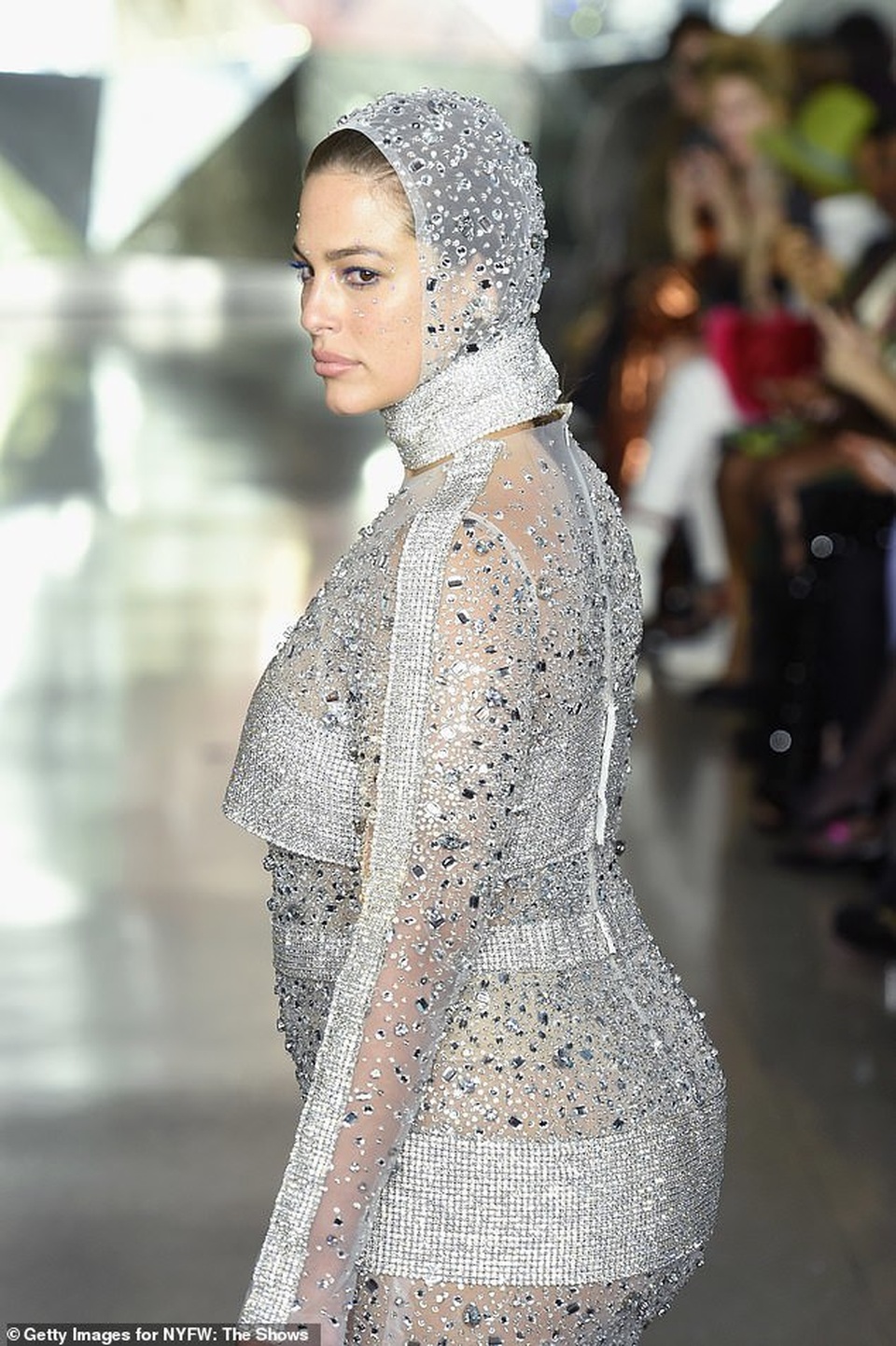 Ashley Graham khoe dáng nảy nở với váy xuyên thấu - 4