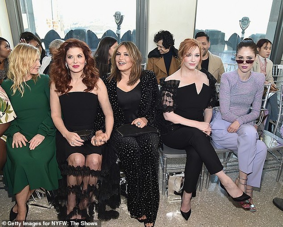 Ashley Graham khoe dáng nảy nở với váy xuyên thấu - 9