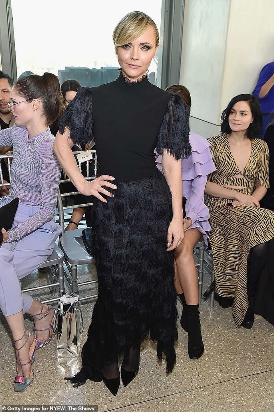 Ashley Graham khoe dáng nảy nở với váy xuyên thấu - 11