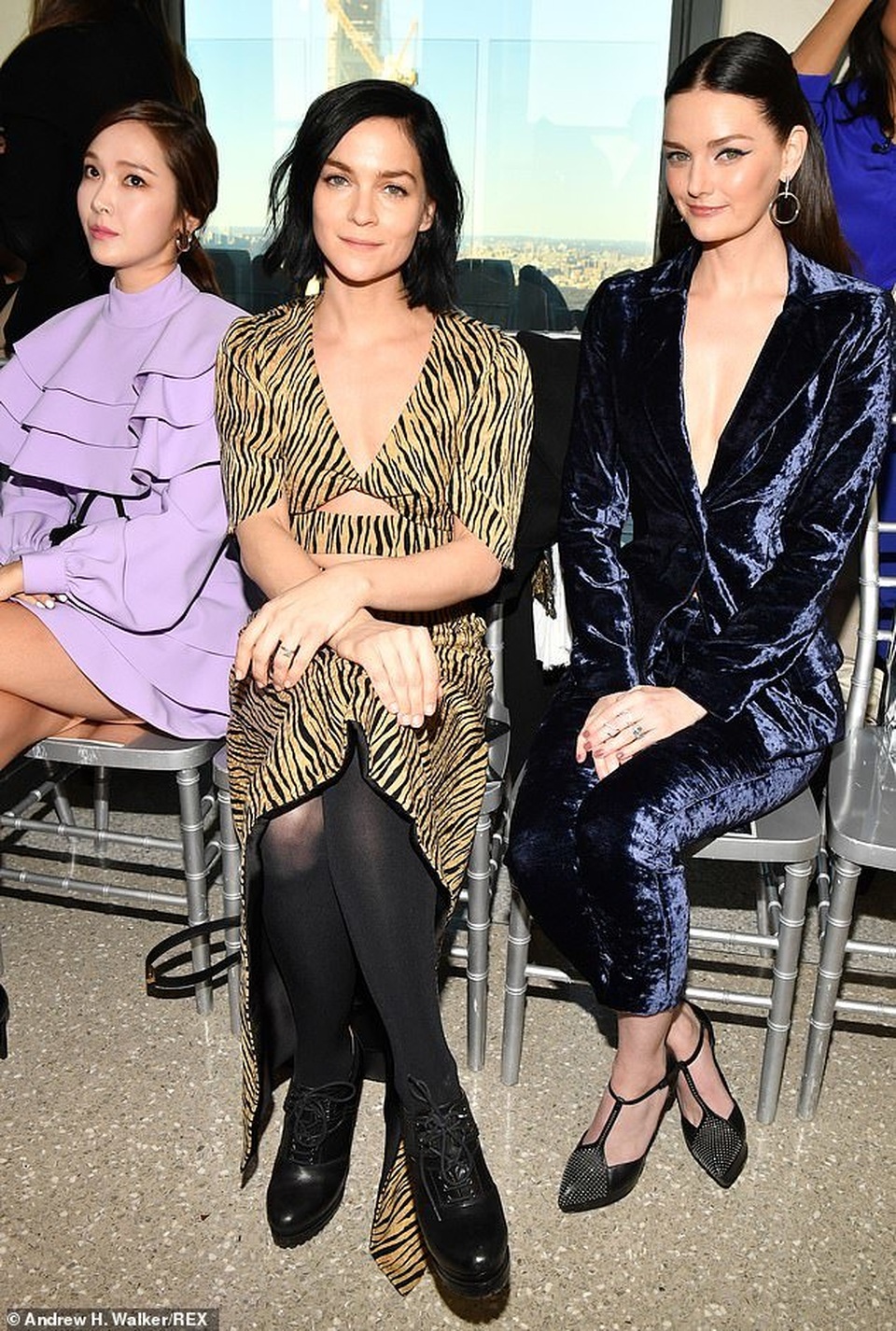 Ashley Graham khoe dáng nảy nở với váy xuyên thấu - 16