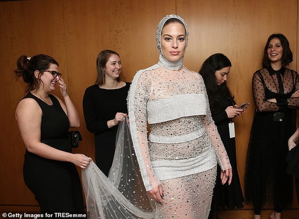 Ashley Graham khoe dáng nảy nở với váy xuyên thấu - 5