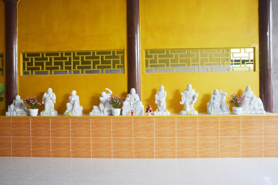Nhiều pho tượng đá trong chùa. Nhiều pho tượng đá trong chùa.