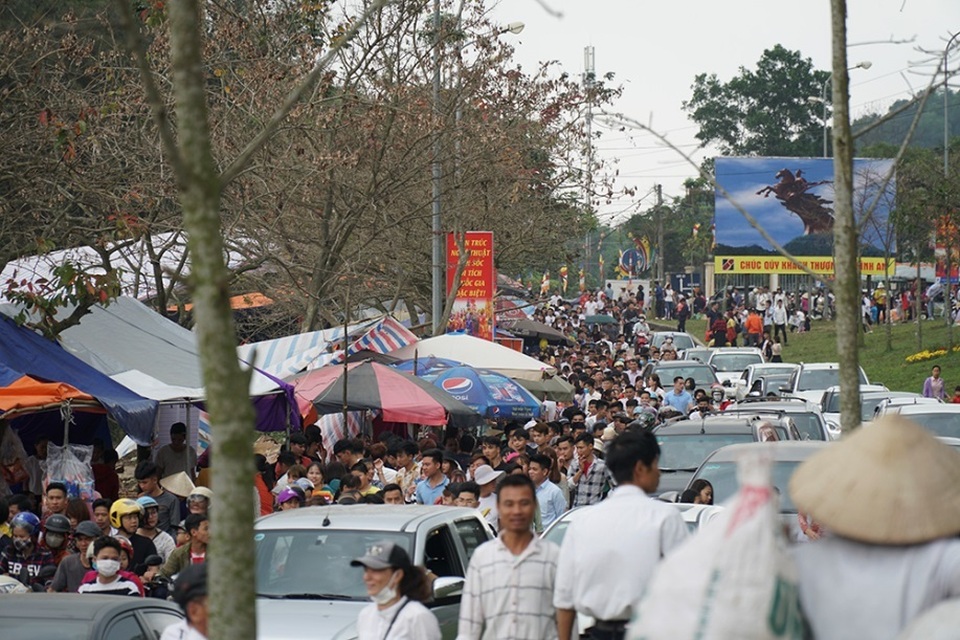 Bé gái 12 tuổi được làm Nữ tướng ở hội Gióng - 1 Bé gái 12 tuổi được làm Nữ tướng ở hội Gióng - 1