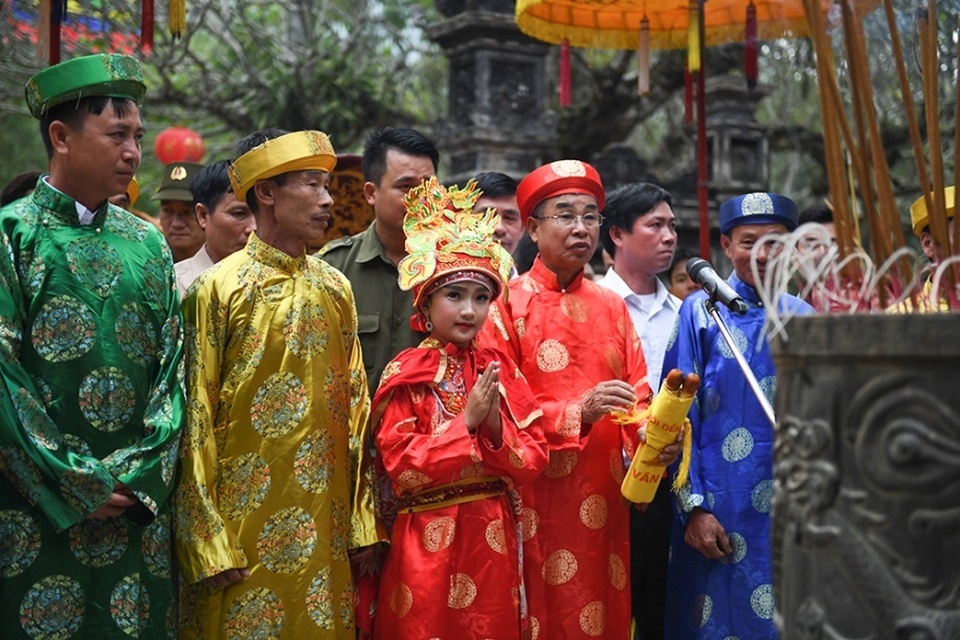 Bé gái 12 tuổi được làm Nữ tướng ở hội Gióng - 8 Bé gái 12 tuổi được làm Nữ tướng ở hội Gióng - 8