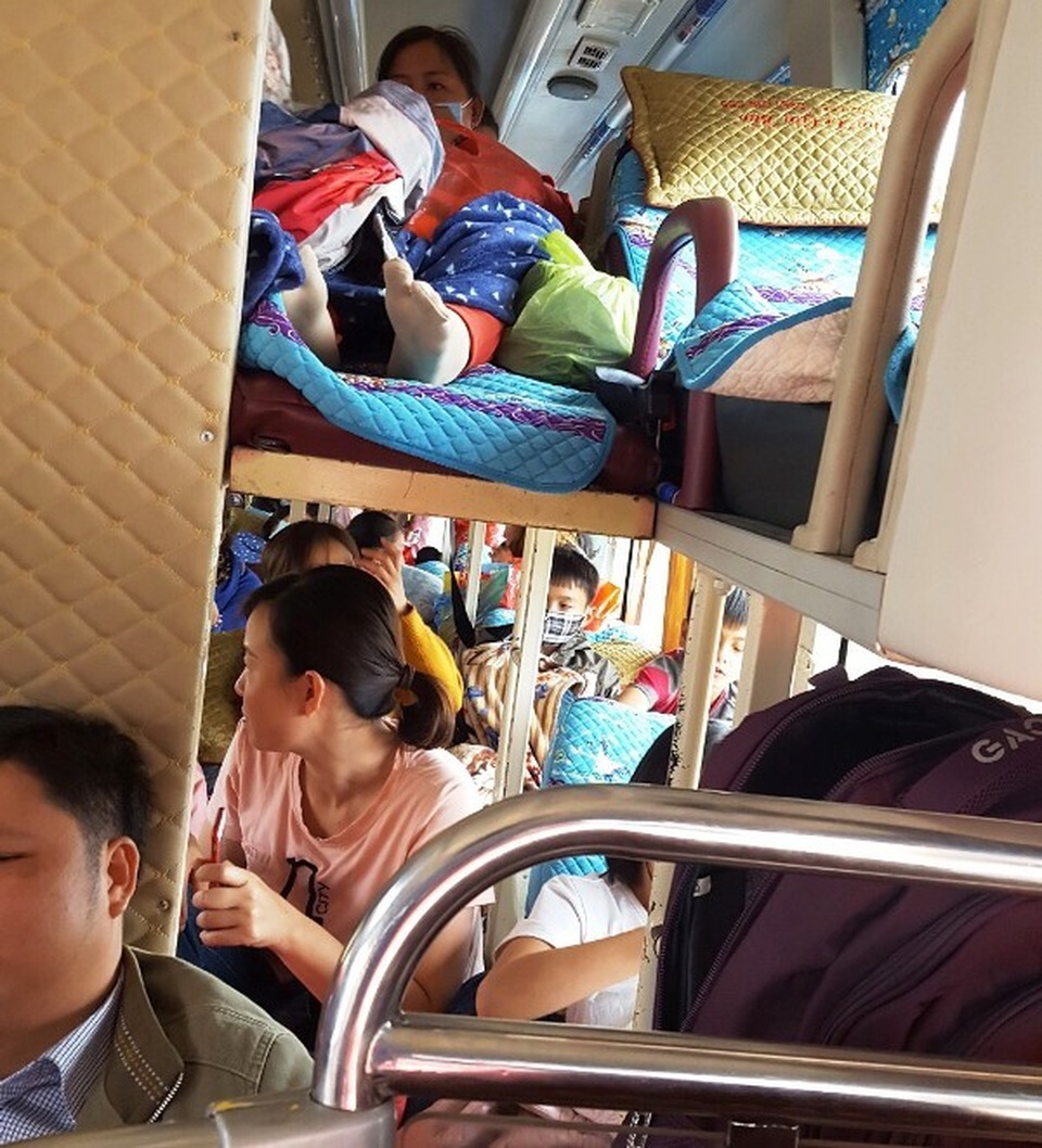 Xe khách hơn 30 chỗ, nhồi 62 người - 2