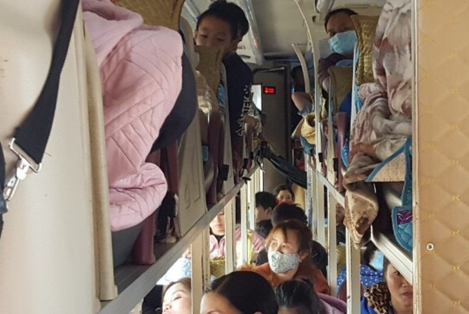 72 “thượng đế” bị nhồi trên xe khách 40 chỗ - 3 72 “thượng đế” bị nhồi trên xe khách 40 chỗ - 3