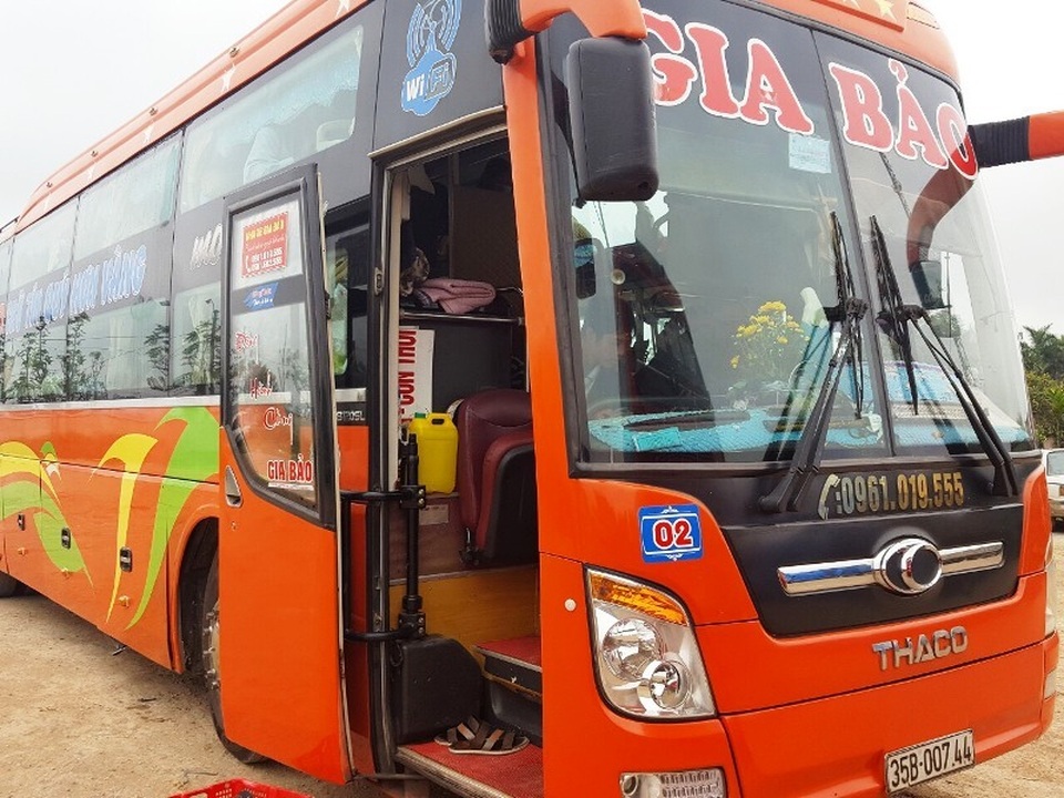 Xe khách hơn 30 chỗ, nhồi 62 người - 1