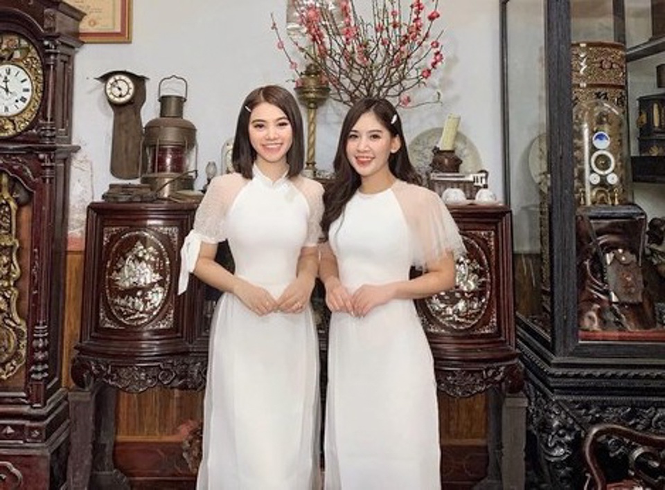 Vợ chồng Hà Tăng diện áo dài cực đẹp đôi, Mỹ Tâm giản dị với... dép tổ ong - 5 Vợ chồng Hà Tăng diện áo dài cực đẹp đôi, Mỹ Tâm giản dị với... dép tổ ong - 5