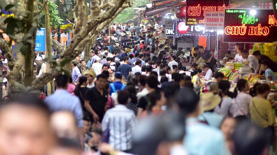 50.000 du khách đổ về chùa Hương ngày khai hội - 3 50.000 du khách đổ về chùa Hương ngày khai hội - 3