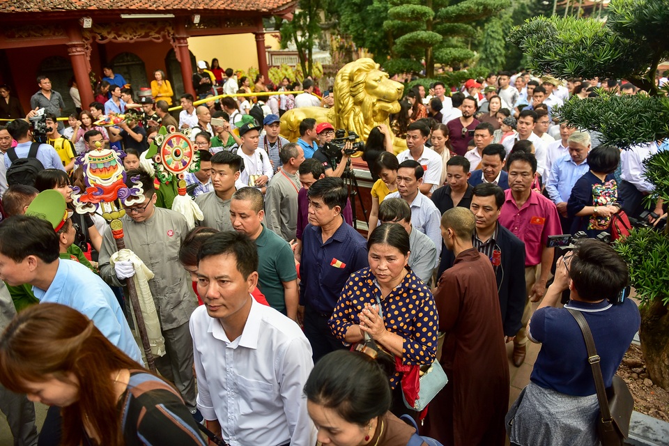 50.000 du khách đổ về chùa Hương ngày khai hội - 8 50.000 du khách đổ về chùa Hương ngày khai hội - 8