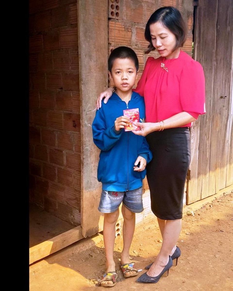 Sau Tết, giáo viên vào tận nhà động viên, lì xì để “kéo” các em đến lớp - 4 Sau Tết, giáo viên vào tận nhà động viên, lì xì để “kéo” các em đến lớp - 4