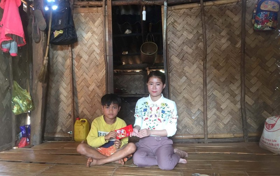 Sau Tết, giáo viên vào tận nhà động viên, lì xì để “kéo” các em đến lớp - 5 Sau Tết, giáo viên vào tận nhà động viên, lì xì để “kéo” các em đến lớp - 5