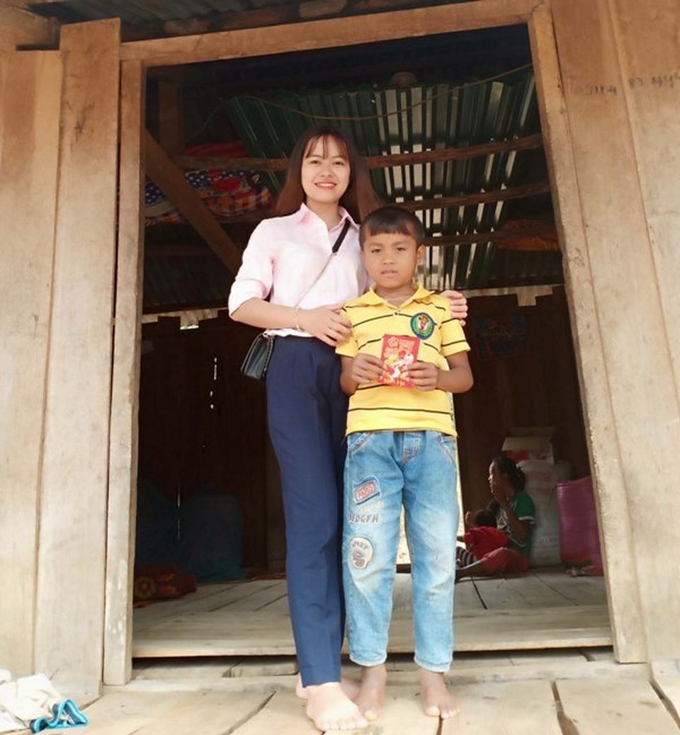 Sau Tết, giáo viên vào tận nhà động viên, lì xì để “kéo” các em đến lớp - 6 Sau Tết, giáo viên vào tận nhà động viên, lì xì để “kéo” các em đến lớp - 6