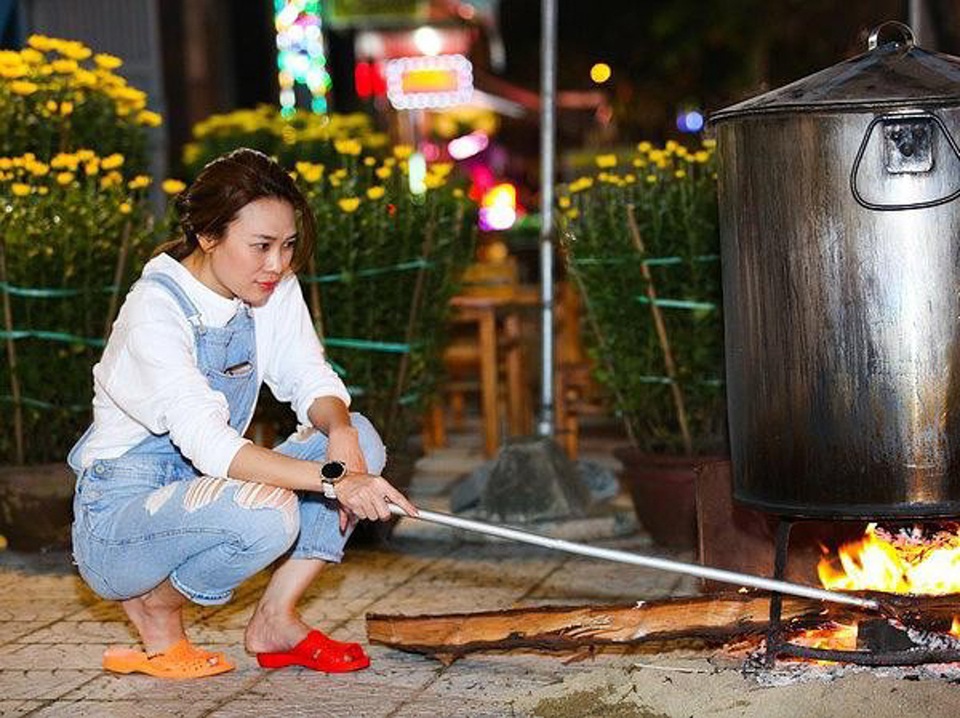 Vợ chồng Hà Tăng diện áo dài cực đẹp đôi, Mỹ Tâm giản dị với... dép tổ ong - 3 Vợ chồng Hà Tăng diện áo dài cực đẹp đôi, Mỹ Tâm giản dị với... dép tổ ong - 3