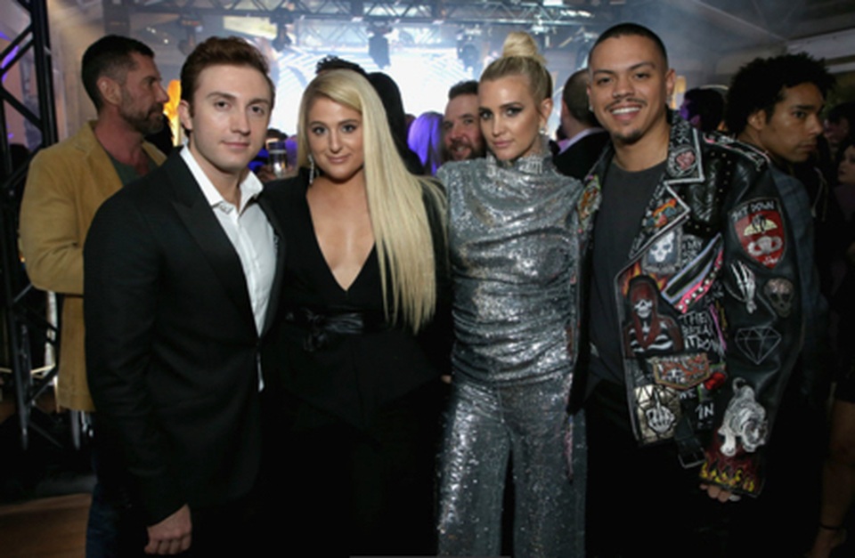 Ngắm dàn sao tưng bừng khoe sắc trước thềm Grammy 2019 - 13 Ngắm dàn sao tưng bừng khoe sắc trước thềm Grammy 2019 - 13