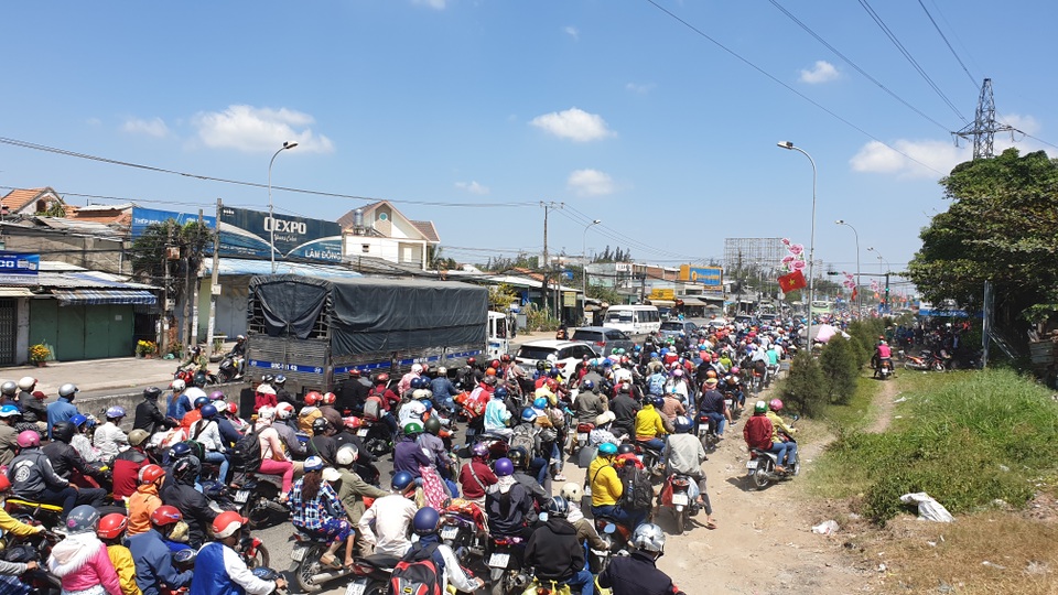 Người dân ùn ùn trở lại Sài Gòn sau Tết, quốc lộ 1 kẹt cứng Người dân ùn ùn trở lại Sài Gòn sau Tết, quốc lộ 1 kẹt cứng