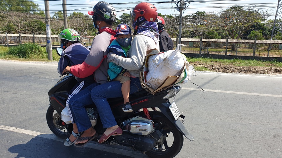 Người dân ùn ùn trở lại Sài Gòn sau Tết, quốc lộ 1 kẹt cứng Người dân ùn ùn trở lại Sài Gòn sau Tết, quốc lộ 1 kẹt cứng