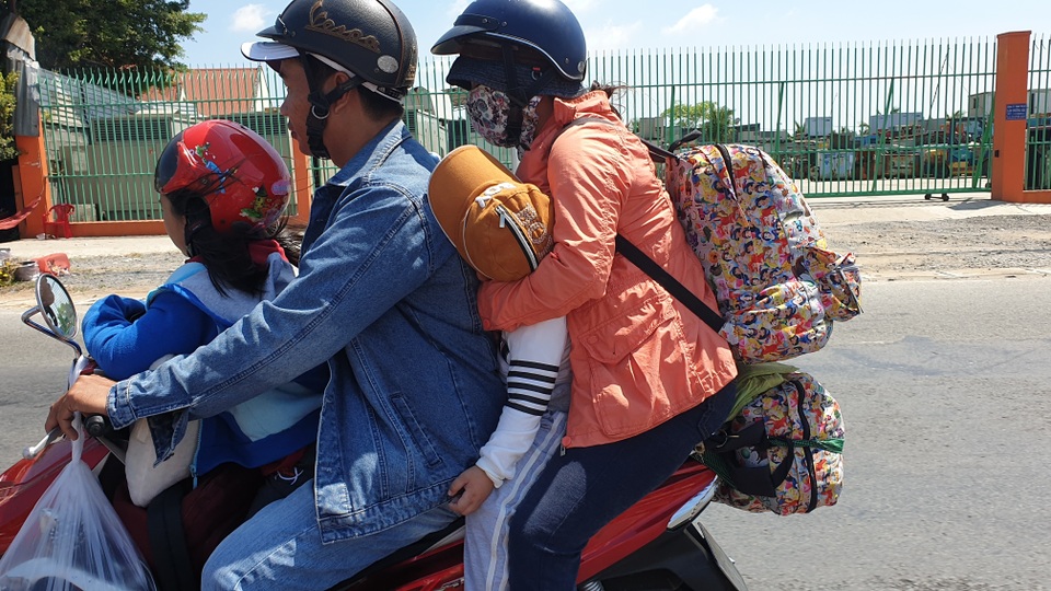 Người dân ùn ùn trở lại Sài Gòn sau Tết, quốc lộ 1 kẹt cứng Người dân ùn ùn trở lại Sài Gòn sau Tết, quốc lộ 1 kẹt cứng