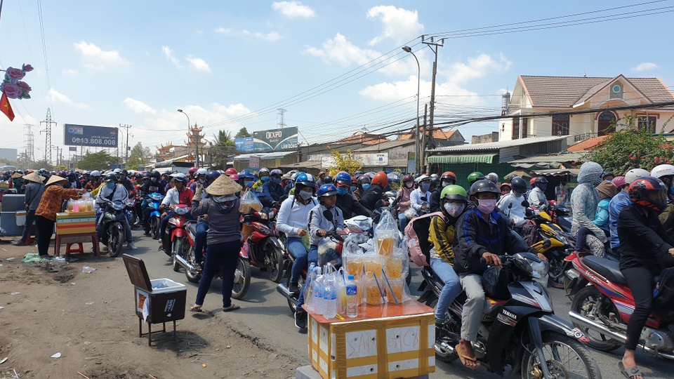 Người dân ùn ùn trở lại Sài Gòn sau Tết, quốc lộ 1 kẹt cứng Người dân ùn ùn trở lại Sài Gòn sau Tết, quốc lộ 1 kẹt cứng