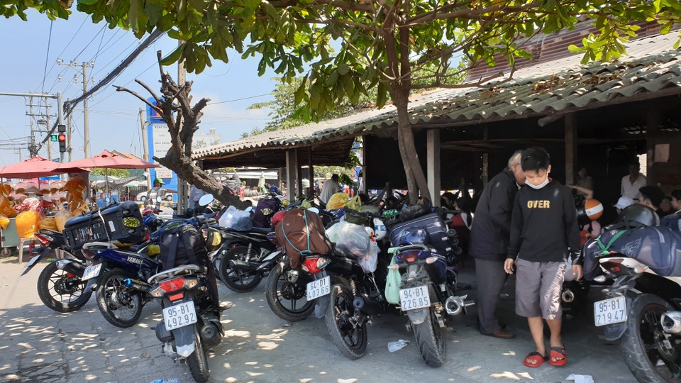 Người dân ùn ùn trở lại Sài Gòn sau Tết, quốc lộ 1 kẹt cứng Người dân ùn ùn trở lại Sài Gòn sau Tết, quốc lộ 1 kẹt cứng
