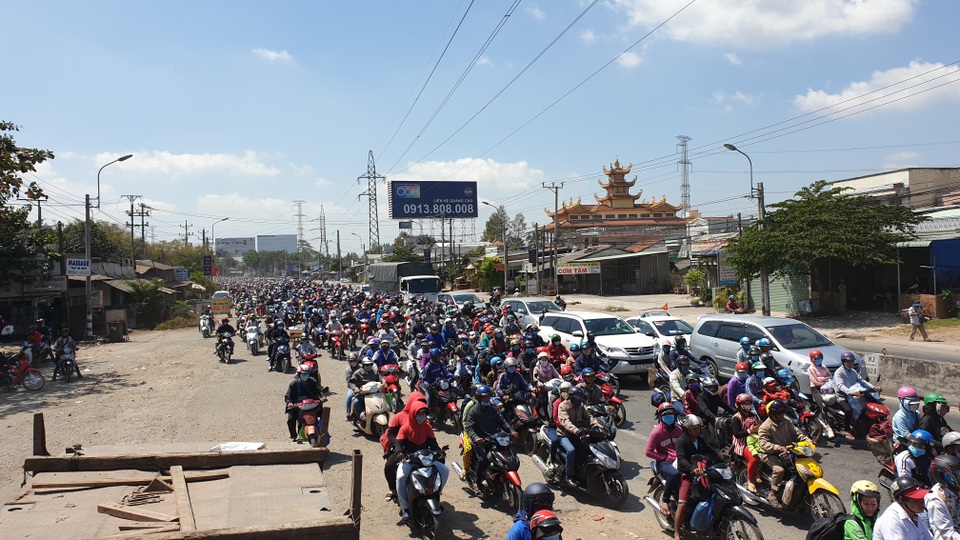 Người dân ùn ùn trở lại Sài Gòn sau Tết, quốc lộ 1 kẹt cứng Người dân ùn ùn trở lại Sài Gòn sau Tết, quốc lộ 1 kẹt cứng