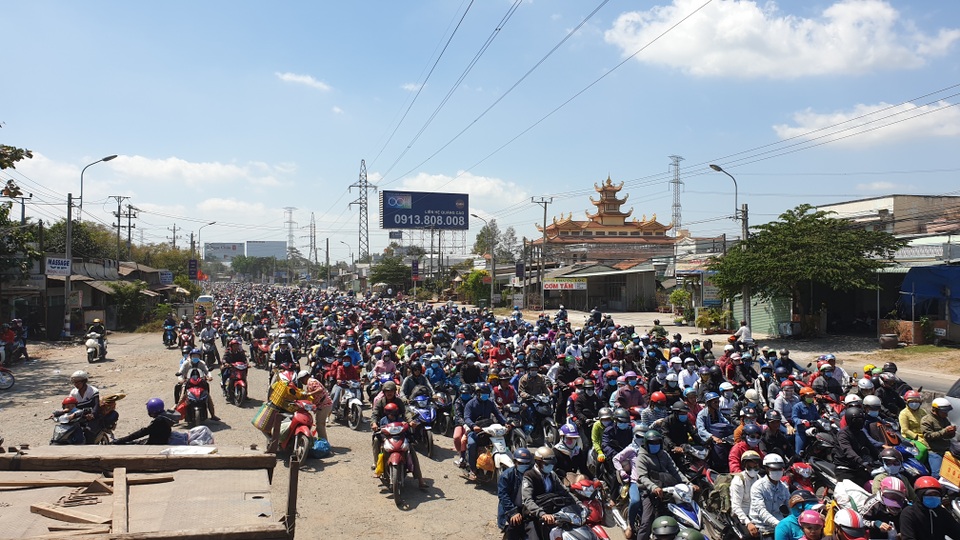 Người dân ùn ùn trở lại Sài Gòn sau Tết, quốc lộ 1 kẹt cứng Người dân ùn ùn trở lại Sài Gòn sau Tết, quốc lộ 1 kẹt cứng