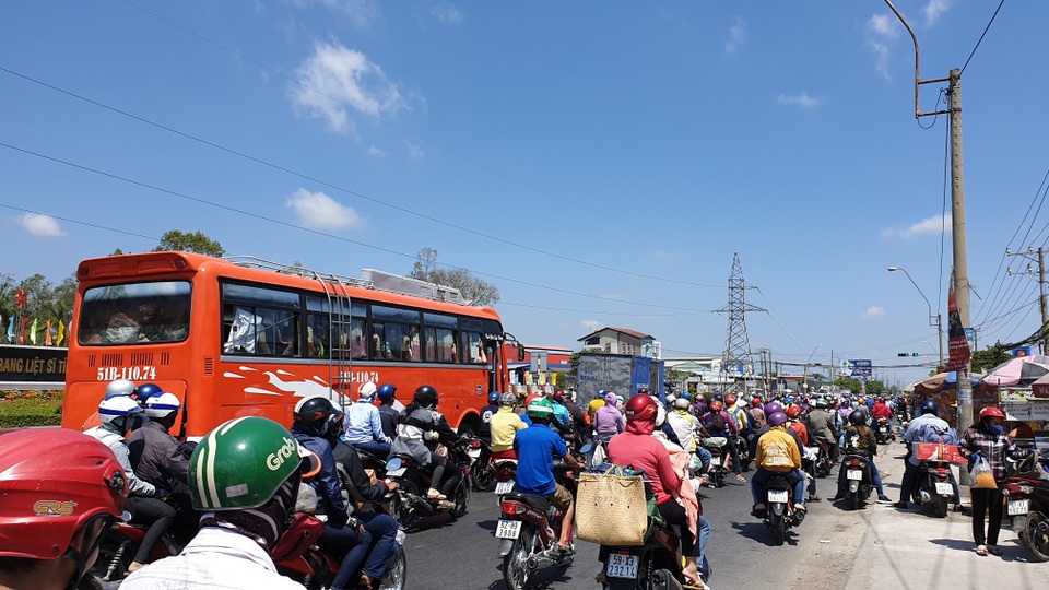 Người dân ùn ùn trở lại Sài Gòn sau Tết, quốc lộ 1 kẹt cứng Người dân ùn ùn trở lại Sài Gòn sau Tết, quốc lộ 1 kẹt cứng