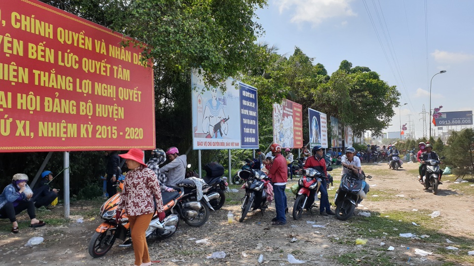 Người dân ùn ùn trở lại Sài Gòn sau Tết, quốc lộ 1 kẹt cứng Người dân ùn ùn trở lại Sài Gòn sau Tết, quốc lộ 1 kẹt cứng