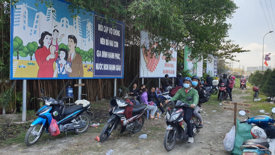 Người dân ùn ùn trở lại Sài Gòn sau Tết, quốc lộ 1 kẹt cứng Người dân ùn ùn trở lại Sài Gòn sau Tết, quốc lộ 1 kẹt cứng