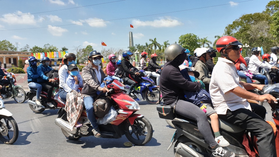 Mùng 6 Tết, đường trở lại TPHCM, dòng xe nhích từng chút một - 10 Mùng 6 Tết, đường trở lại TPHCM, dòng xe nhích từng chút một - 10