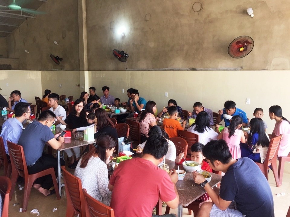 Đầu năm, quán ăn “đông nghẹt” người, khách phải đợi 30 phút mới được phục vụ - 1 Đầu năm, quán ăn “đông nghẹt” người, khách phải đợi 30 phút mới được phục vụ - 1