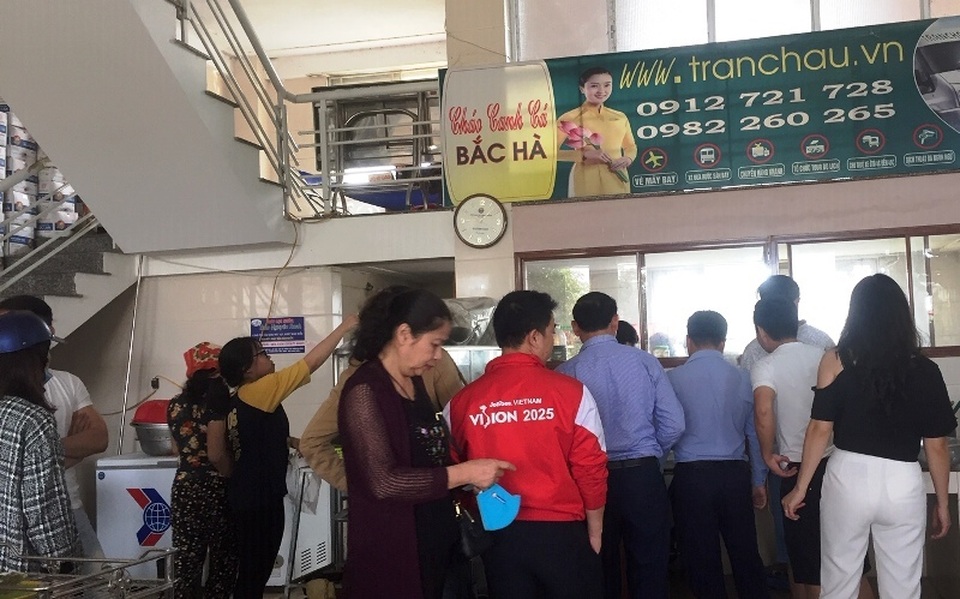 Đầu năm, quán ăn “đông nghẹt” người, khách phải đợi 30 phút mới được phục vụ - 2 Đầu năm, quán ăn “đông nghẹt” người, khách phải đợi 30 phút mới được phục vụ - 2