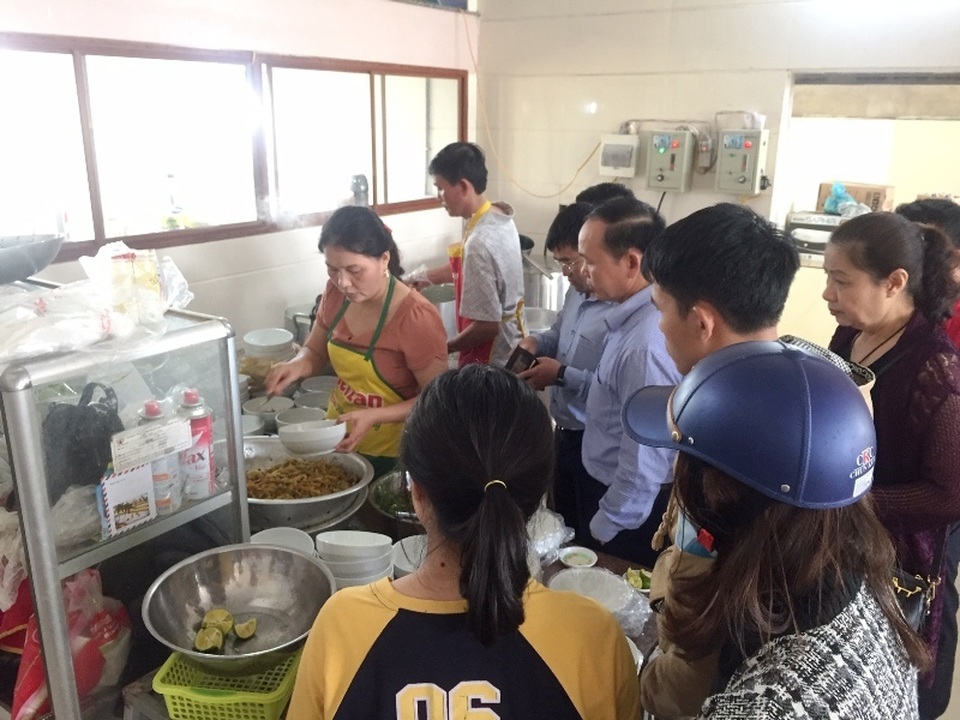 Đầu năm, quán ăn “đông nghẹt” người, khách phải đợi 30 phút mới được phục vụ - 3 Đầu năm, quán ăn “đông nghẹt” người, khách phải đợi 30 phút mới được phục vụ - 3
