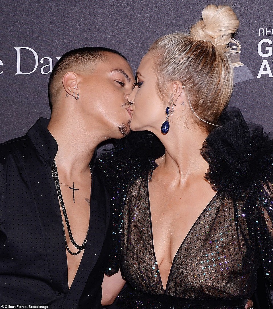 Kylie Jenner tình tứ bên Travis Scott - 13 Kylie Jenner tình tứ bên Travis Scott - 13