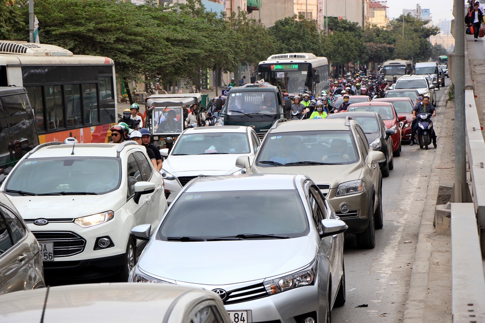 Tắc nghẹt đường về Hà Nội ngày mùng 6 Tết - 18