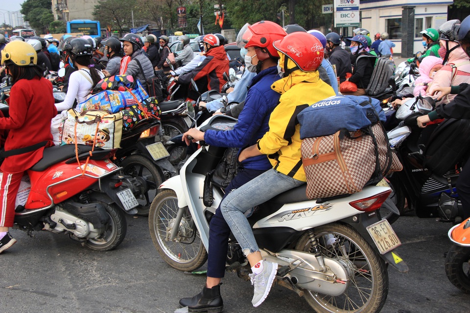 Tắc nghẹt đường về Hà Nội ngày mùng 6 Tết - 8