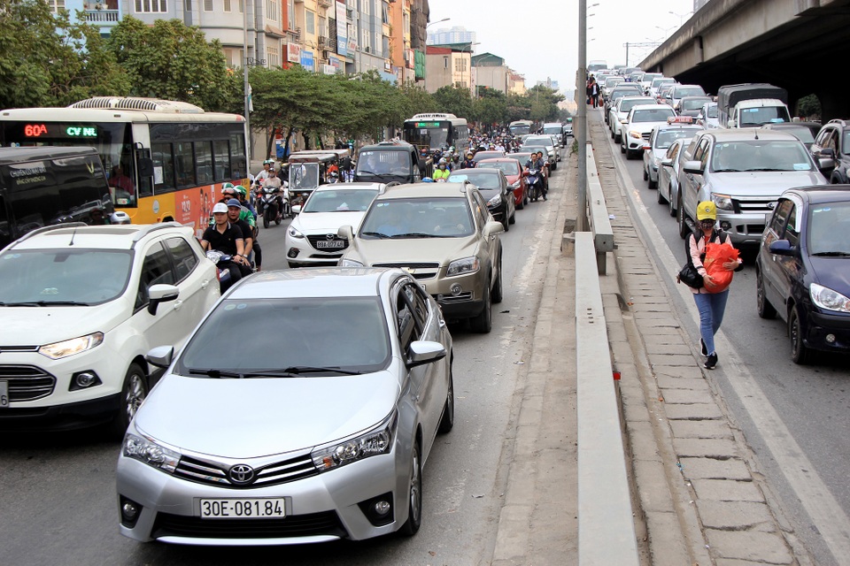 Tắc nghẹt đường về Hà Nội ngày mùng 6 Tết - 16