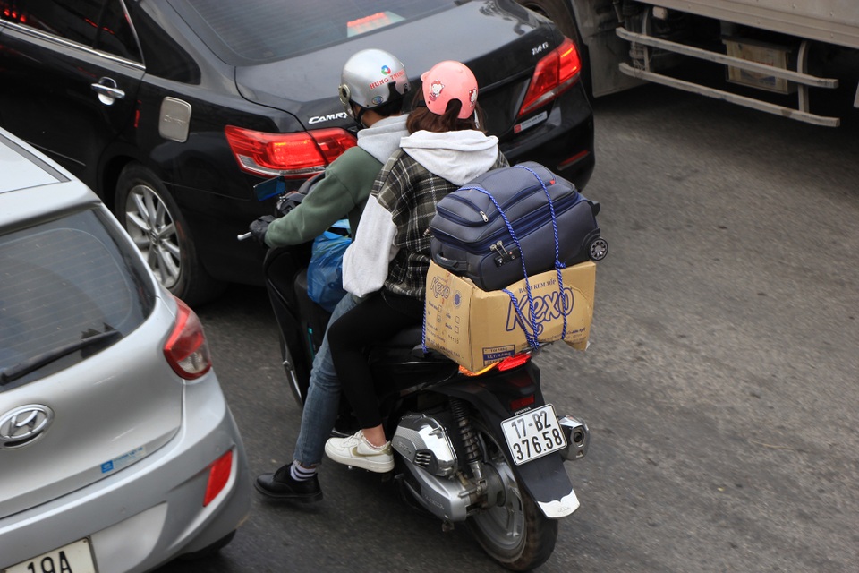 Tắc nghẹt đường về Hà Nội ngày mùng 6 Tết - 6