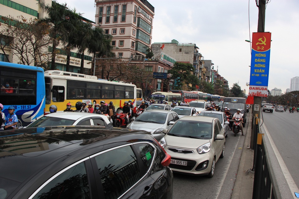 Tắc nghẹt đường về Hà Nội ngày mùng 6 Tết - 4