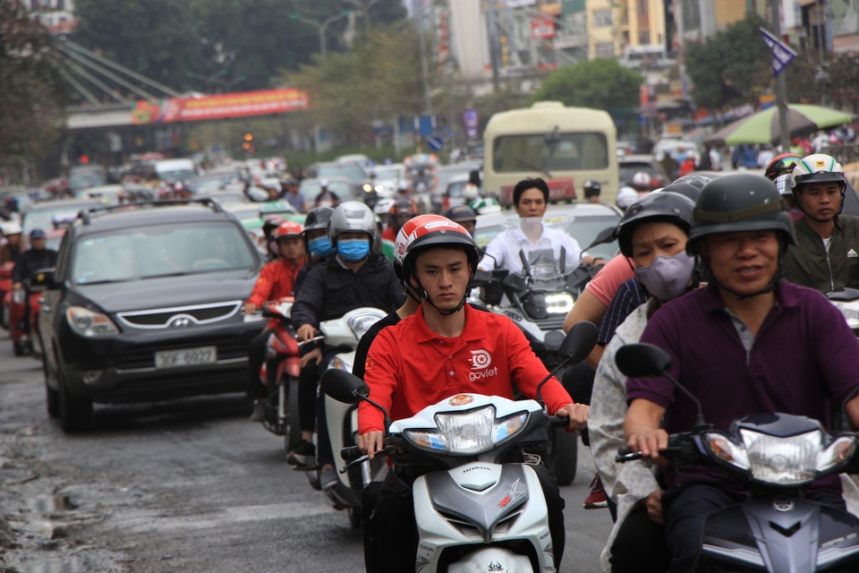 Tắc nghẹt đường về Hà Nội ngày mùng 6 Tết - 19