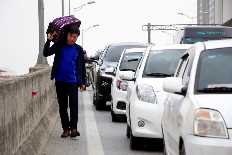 Tắc nghẹt đường về Hà Nội ngày mùng 6 Tết - 15