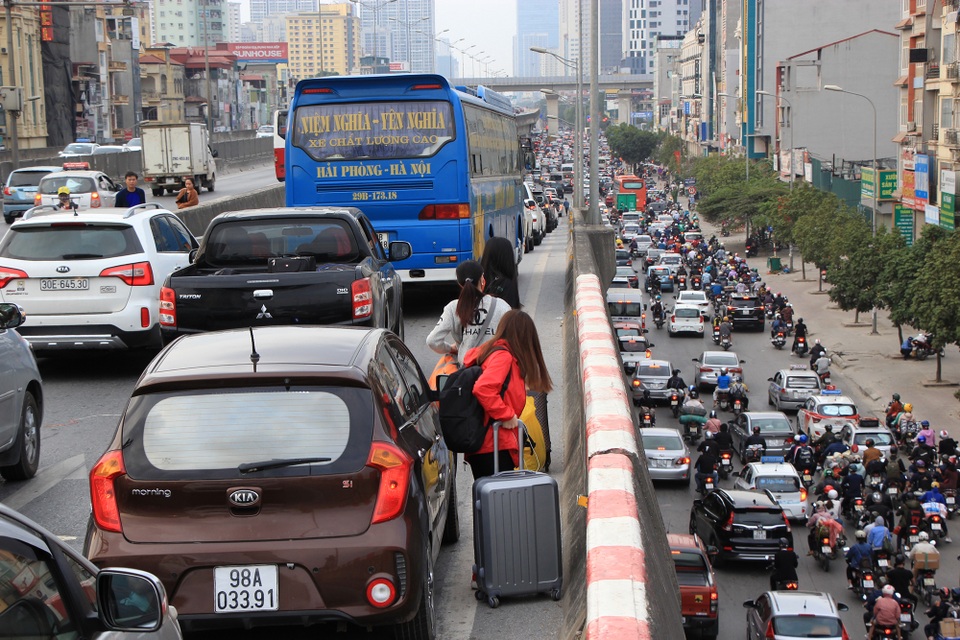 Tắc nghẹt đường về Hà Nội ngày mùng 6 Tết - 1