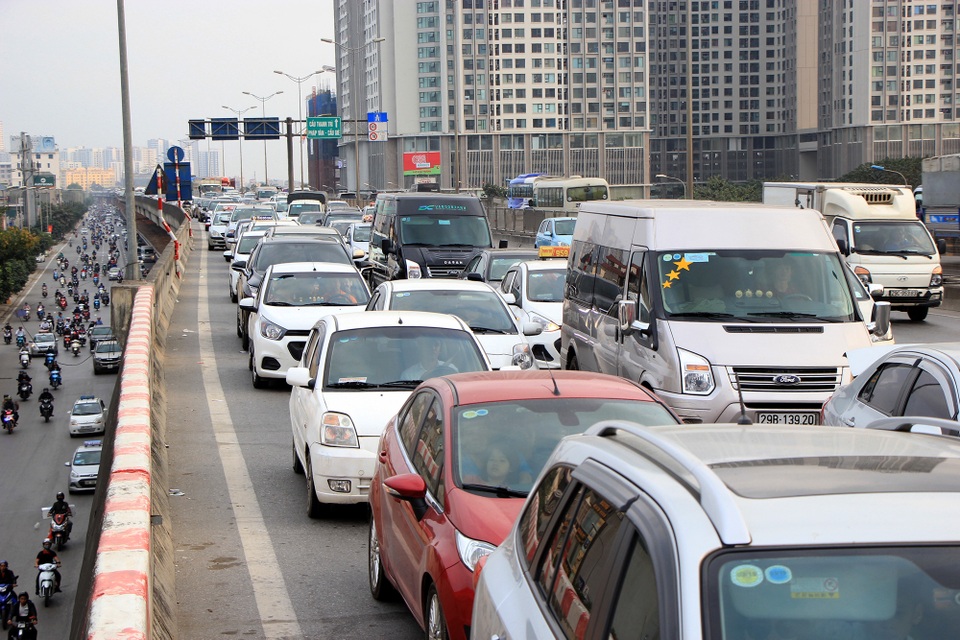 Tắc nghẹt đường về Hà Nội ngày mùng 6 Tết - 13