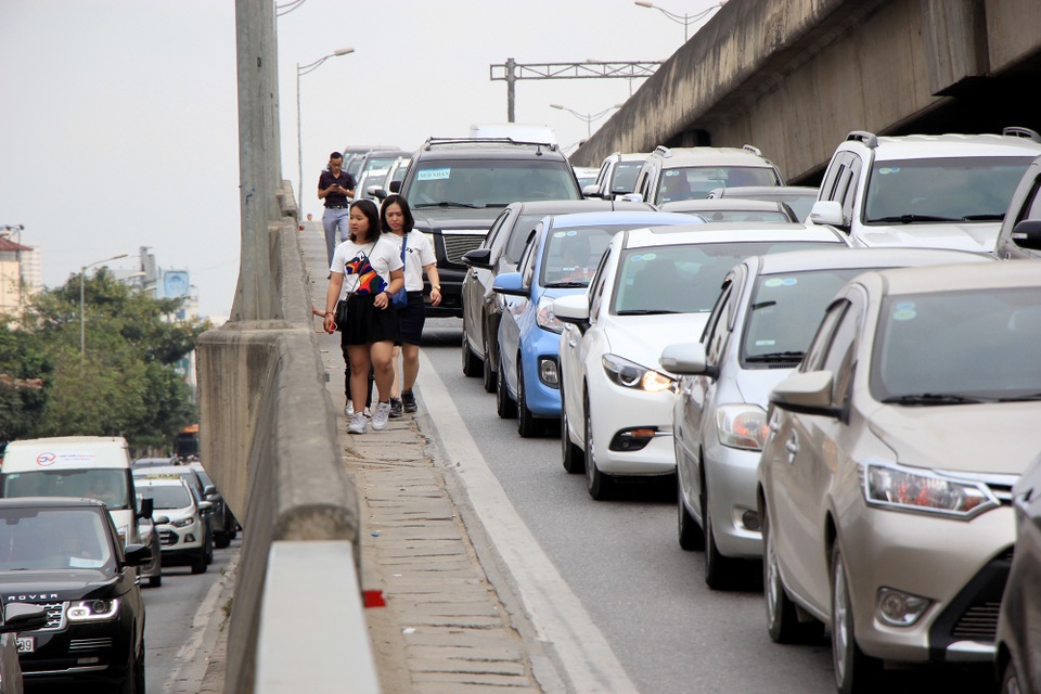 Tắc nghẹt đường về Hà Nội ngày mùng 6 Tết - 14