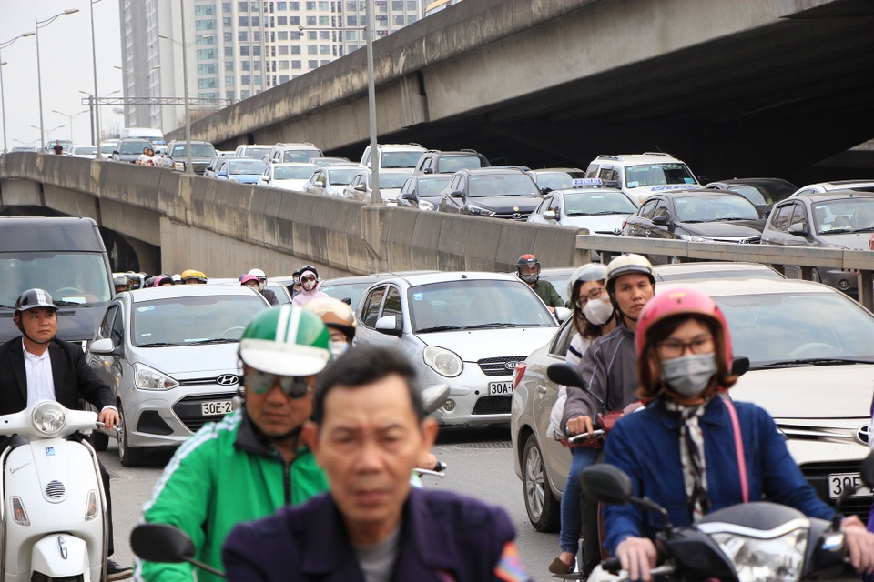 Tắc nghẹt đường về Hà Nội ngày mùng 6 Tết - 17