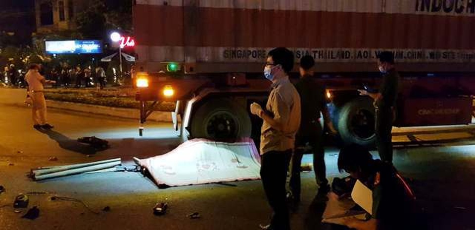 Va chạm với xe đầu kéo, 3 thanh niên thương vong - 2 Va chạm với xe đầu kéo, 3 thanh niên thương vong - 2