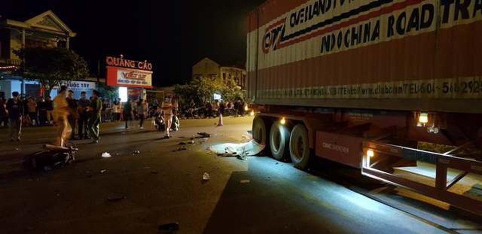 Va chạm với xe đầu kéo, 3 thanh niên thương vong - 1 Va chạm với xe đầu kéo, 3 thanh niên thương vong - 1