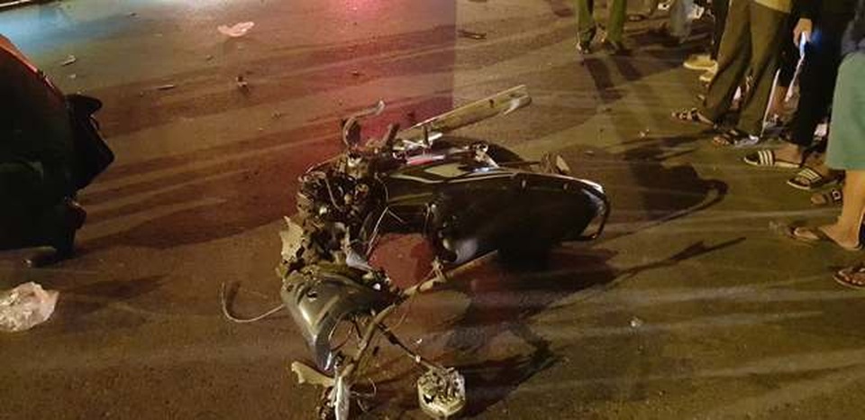 Va chạm với xe đầu kéo, 3 thanh niên thương vong - 3 Va chạm với xe đầu kéo, 3 thanh niên thương vong - 3