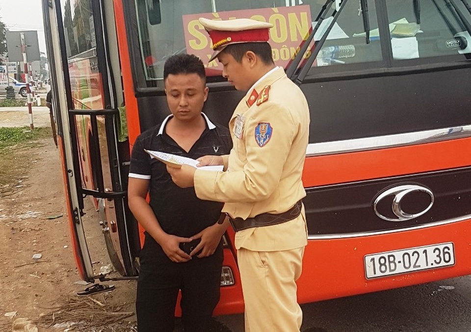 72 “thượng đế” bị nhồi trên xe khách 40 chỗ - 1 72 “thượng đế” bị nhồi trên xe khách 40 chỗ - 1